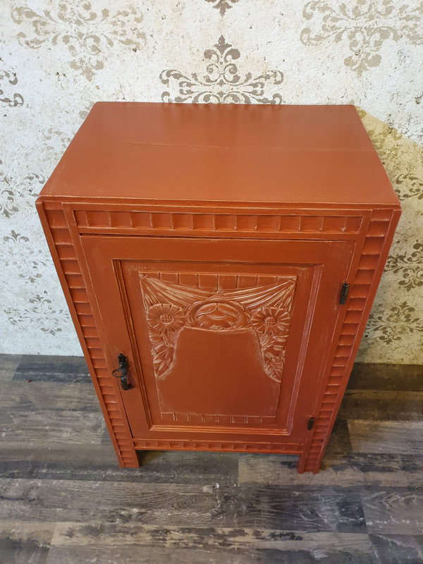 Kleines Schränkchen rot - farbstücke.